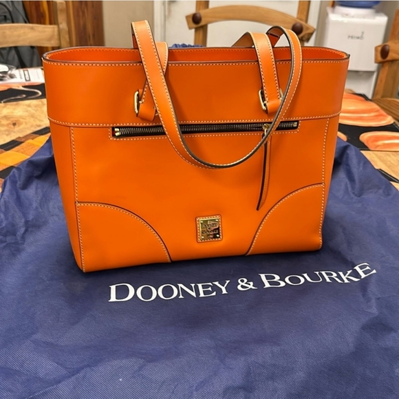 Dooney & Bourke Handbags - Like New Dooney & Bourke Handbag